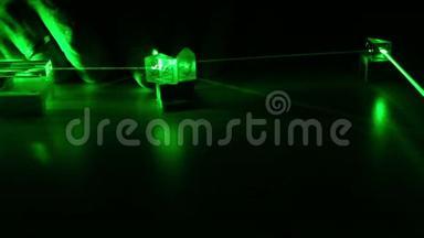 连续波绿色激光通过光学元件传播。 激光安全。